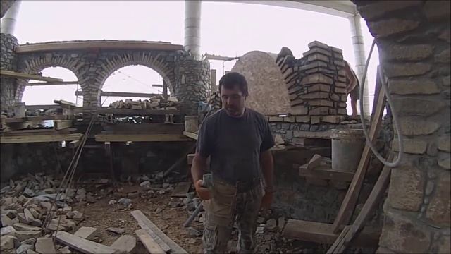 Прием обработки камня на бедре. Фартук каменщика