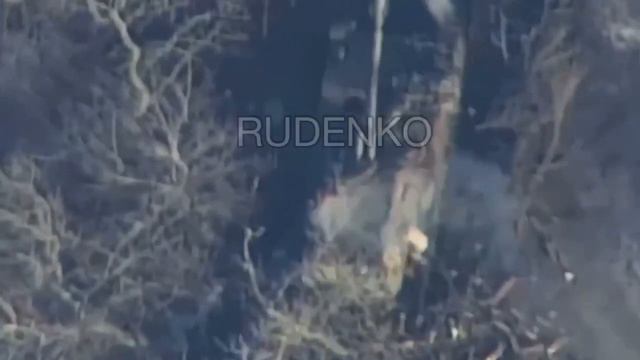Real military footage: UAV drone on Ukrainian self propelleg guns "acacia" Vogledar смотреть онлайн
