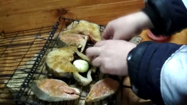 Рыба горбуша с картошкой на углях. смотреть онлайн