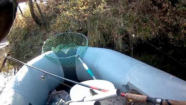 Малая речка, нашли новое место, кружки, спиннинг, поплавочка с опариком и червем... смотреть онлайн