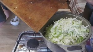 фкусная минутка-тушу капусту с куриными ногами