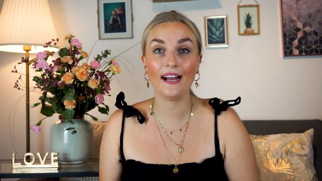 Valentino Garavani Rockstud Crossbody/ Camera Bag Review - What fits inside? Wear&tear смотреть онлайн