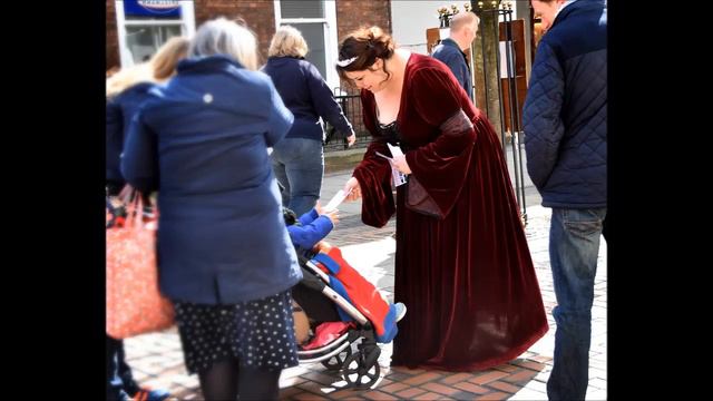 Sophias Snip Georgina in town with invitations смотреть онлайн