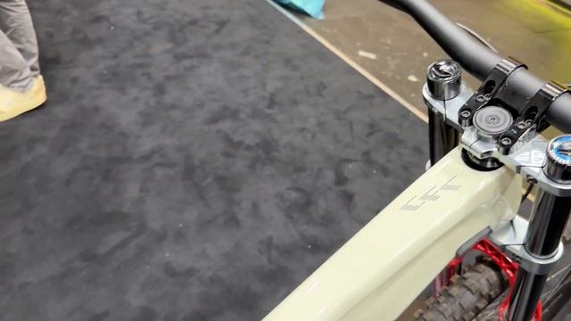 Amazing Race Bike ! 2024 CANYON SENDER MOUNTAIN BIKE