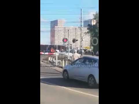 Большой пассажирский автобус #Мострансавто сломался и потерял ход прям на железнодорожном переезде смотреть онлайн