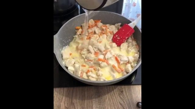 КУРИЦА В СЫРНОМ СОУСЕ! Идеальный вариант для быстрого обеда или ужина! смотреть онлайн