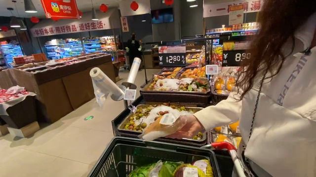 ЦЕНЫ НА ПРОДУКТЫ В КИТАЕ. СКОЛЬКО МЫ ТРАТИМ НА ЕДУ смотреть онлайн