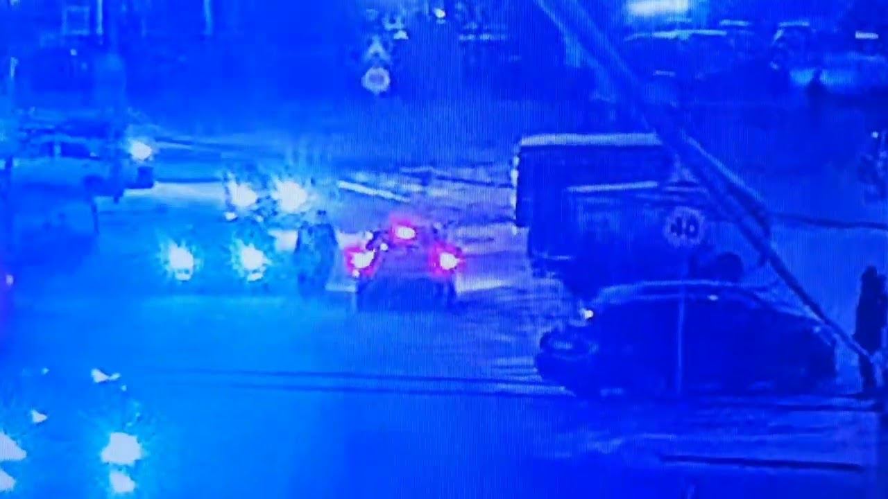 13-летнюю девочку сбила машину у ТЦ в Екатеринбурге смотреть онлайн