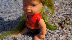 КАТЯ И МАКС ИГРАЮТ В ПЕСКЕ НА ПЛЯЖЕ И КУПАЮТСЯ В ЛЕГО БАССЕЙНЕ Даринелка веселая семейка куклы