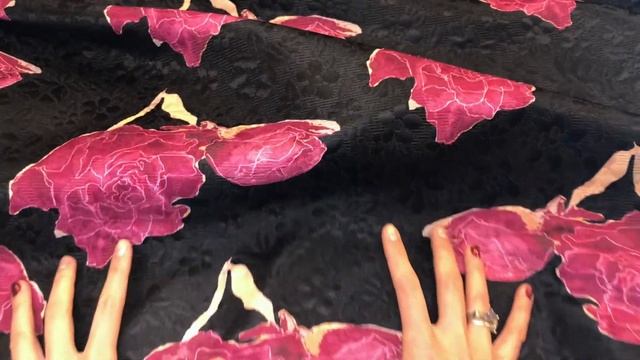 ф4766 Малиновые розы с дочками на черном жаккарде (65% хл35% ацетат). Италия. смотреть онлайн