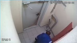 Мужчина три часа выбивал дверь подъезда, пока не заметил кнопку домофона