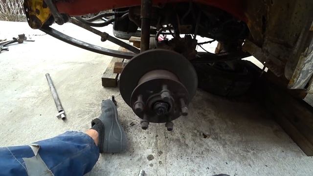 Автодом своими руками [11 серия]. Ставлю рессоры, разбираю ступицы и суппорта, снимаю генератор. смотреть онлайн