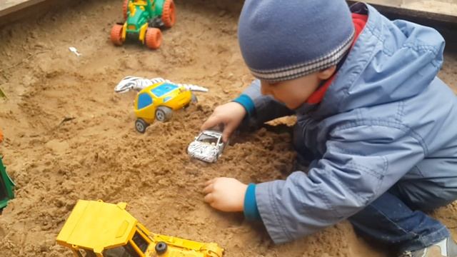 Машинки на песке и малыш Ваня. Играем в песочнице с Базом Лайтером и машинками. смотреть онлайн