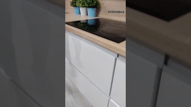 Кухня в белой глянцевой эмали с фрезерованными ручками смотреть онлайн
