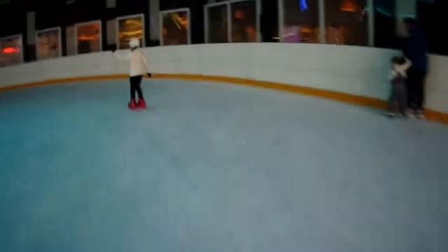 Сходили на каток. . Купили крепление для камеры на голову. смотреть онлайн