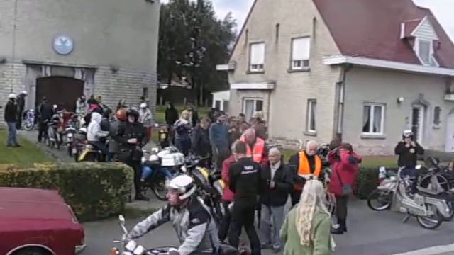 8 oldtimerrit brommers motoren Gullegem 2010 6 VOLT MOPED смотреть онлайн