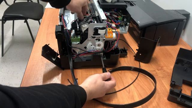 Разблокировка каретки на УФ принтере L1800, если каретка НЕ двигается при включении смотреть онлайн