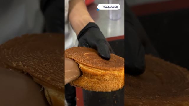 Круглый круассан в шоколаде смотреть онлайн