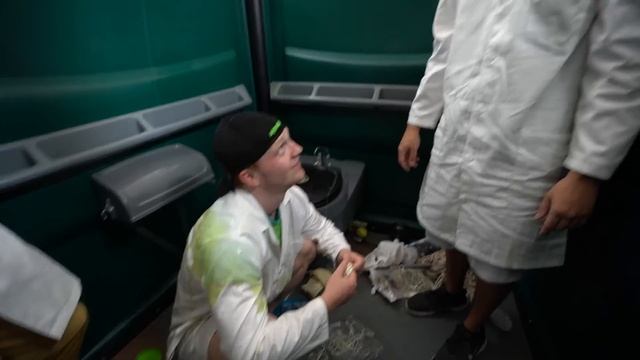 LAST TO LEAVE THE PORTA POTTY CHALLENGE! *GROSS* смотреть онлайн