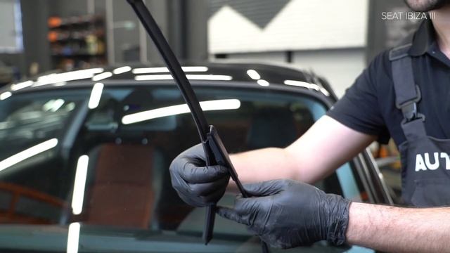 How to change wipers blades / window wipers BMW 1 Series E82 [TUTORIAL AUTODOC] смотреть онлайн