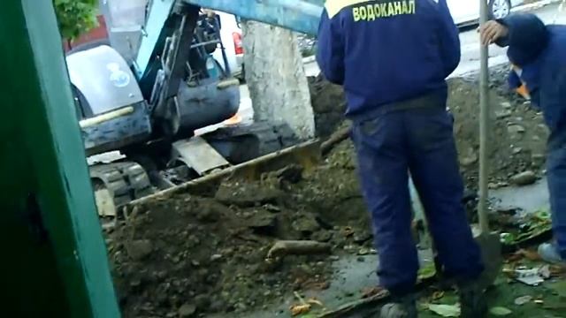 Копание траншеи для подвода воды во двор