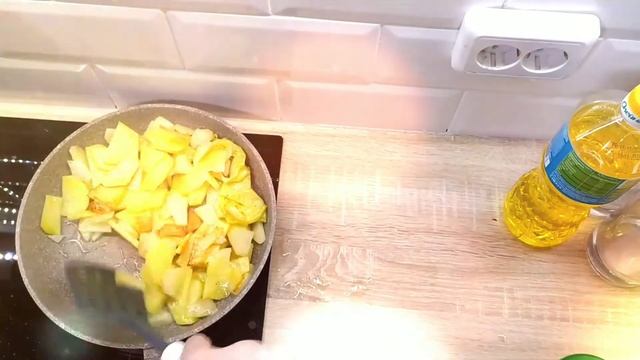 жареная картошка с соевым СОУСОМ на сковороде. Вкусно. fried potatoes with soy sauce in a pan смотреть онлайн