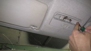 Как снять плафон освещения салона VW Polo 2001-2009 - Removing the interior light