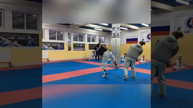 Работа на ракетках/макиварах Тхэквондо (Taekwondo training) смотреть онлайн