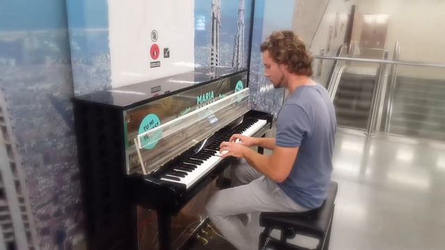 Barcelona, Metro station "Sagrada Familia" Leonard Cohen - Hallelujah - смотреть онлайн