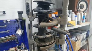 Субару Форестер 2013. Замена амортизатора. Проблемы с пружиной. На заметку.