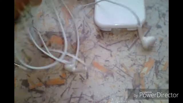 Я показываю айфоновские наушники за 700руб и свои старые наушники. смотреть онлайн