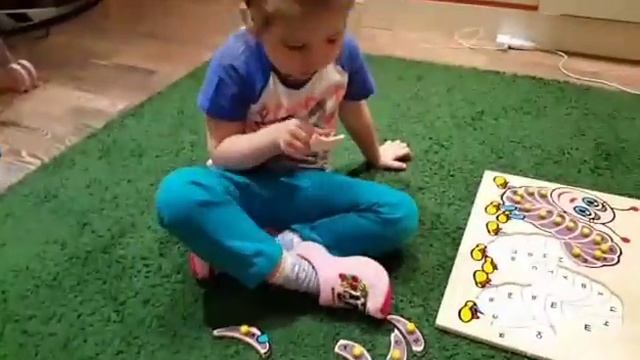 Элли собирает Видию из букв смотреть онлайн