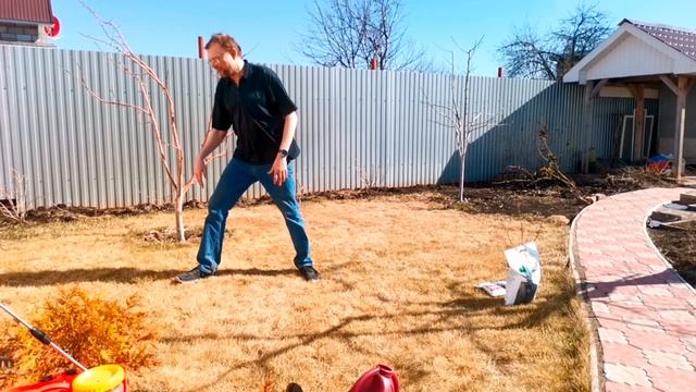 Расскажу, как быстрее привести в порядок газон после зимы. смотреть онлайн