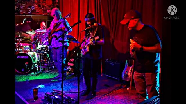 Biscuits and Groovy at The Deli...instrumental break смотреть онлайн