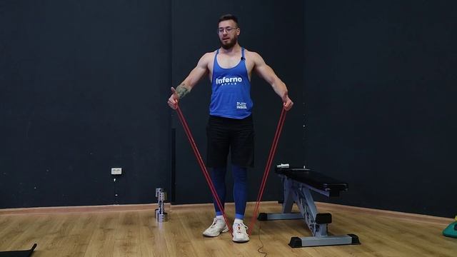Махи через стороны с фитнес резинкой. Вариант 1. Тренировка плеч. смотреть онлайн