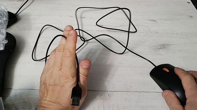 Распаковка компьютерной мыши Lenovo 300 USB (GX30M39704) смотреть онлайн