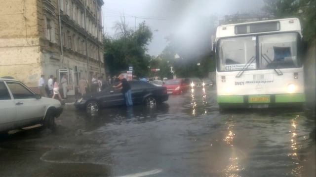 Тропический ливень в Москве - Кожевническая ул. 08.07.2011 смотреть онлайн
