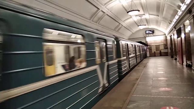 Метропоезд Номерной прибывает на станцию метро Белорусская. смотреть онлайн