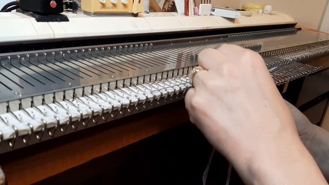 V-образная горловина без обтачки на любой вязальной машине, проще не бывает. смотреть онлайн