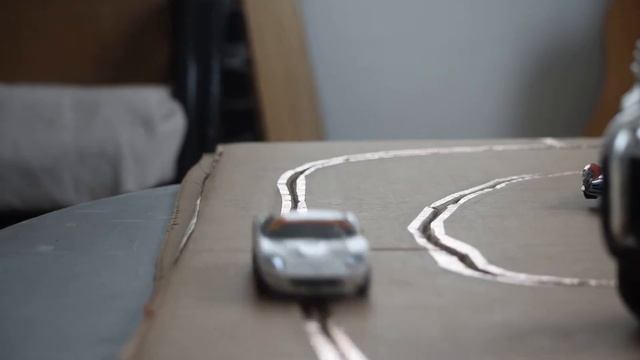 Slotcar Racing on Cardboard смотреть онлайн