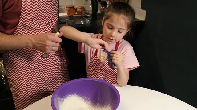 Готовим с папой шарлотку с клубникой и белым шоколадом смотреть онлайн