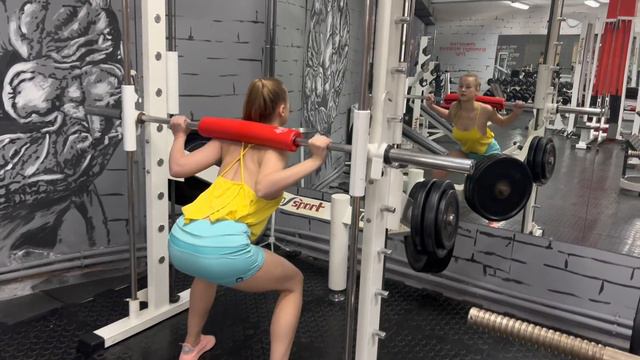 Lera — Barbell Squats смотреть онлайн