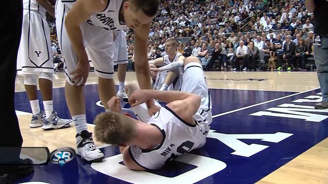 BYU trainer accidentally kicks Eric Mika in the head смотреть онлайн