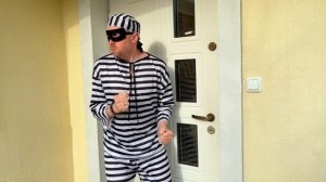 Илья и Картонка про правила безопасности для детей, когда они одни дома. Полезное видео для детей