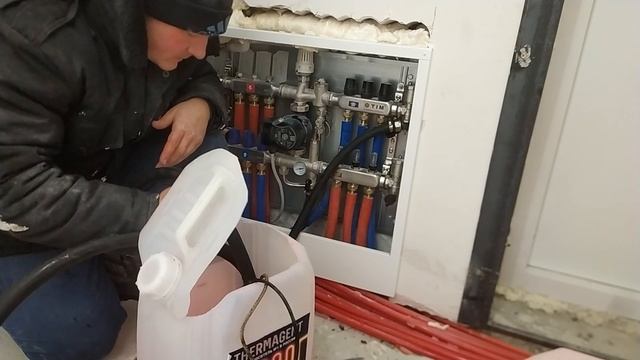 ЗАПОЛНЯЮ СИСТЕМУ ОТОПЛЕНИЯ ТЕПЛОНОСИТЕЛЕМ С ПОМОЩЬЮ НАСОСА "МАЛЫШ" СВОИМИ РУКАМИ. смотреть онлайн