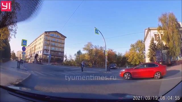 "Больной, что ли?" Водитель красного седана чуть не задавил женщину с ребенком в центре Тюмени смотреть онлайн