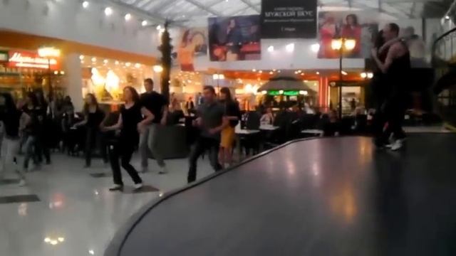 Флешмоб к Международному дню танца в Центре Галереи Чижова (Воронеж) смотреть онлайн