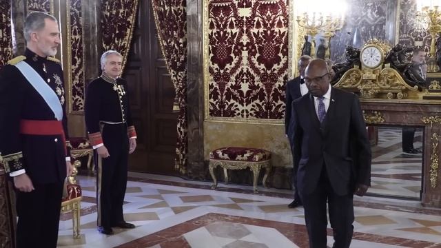 S.M. el Rey recibió en el Palacio Real de Madrid las Cartas Credenciales de los nuevos embajadores. смотреть онлайн