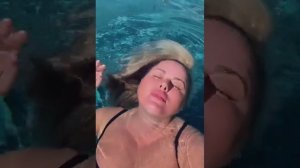 Анна Семенович в откровенном купальнике устроила прощальный заплыв в Турции