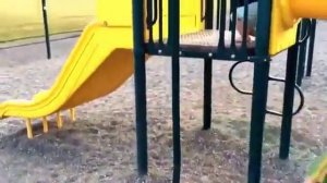 Мальчик упал с горки и не расстроился